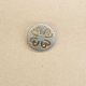 Runder Metallknopf mit Durchbruch