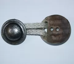 Knopfverschluss mit Kordelschlaufe