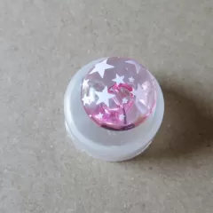 Halbrunder Knopf mit Sternen rosa