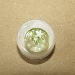 Halbrunder Knopf mit Sternen zartgrün