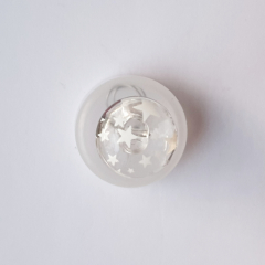 Halbrunder Knopf mit Sternen weiß