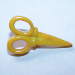 Knopf mit Öse - Schere gelb
