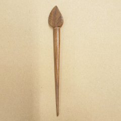 Stabschließe Holz mit Blattmotiv